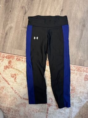 Under Armour Black with Royal Blue Side-Panel Performance Capri Leggings medium
